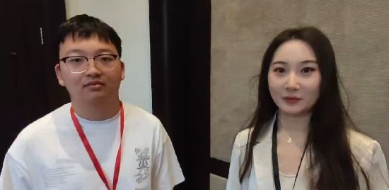 新浪财经现场专访，左侧为19岁投资者，右侧为主持人江江