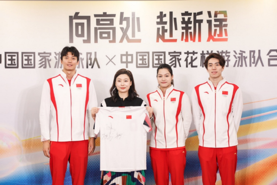 （图片4： 中国国家游泳队运动员代表与高途老师代表互换礼物）