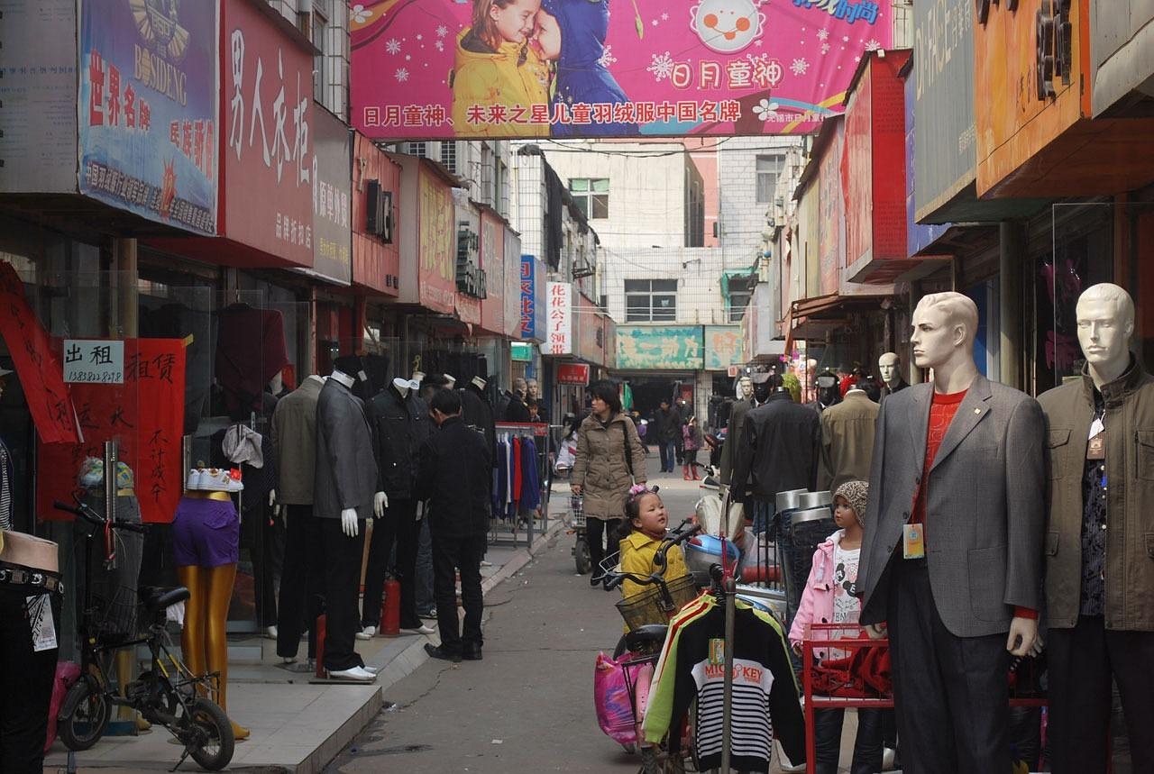 某体育用品商店 活力四溢的体育用品商店—探索运动装备的世界